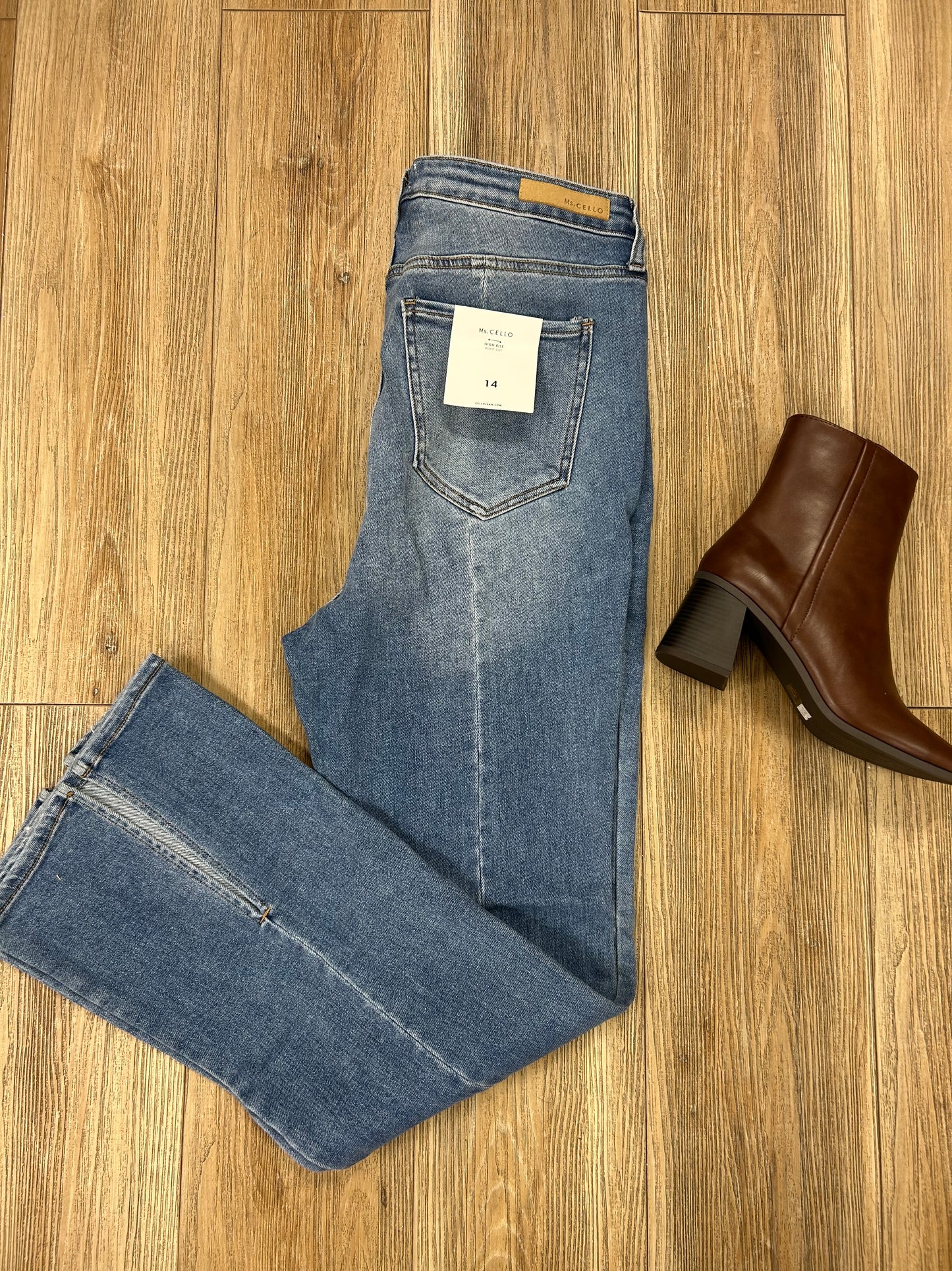 Bootcut High rise jeans (size down)