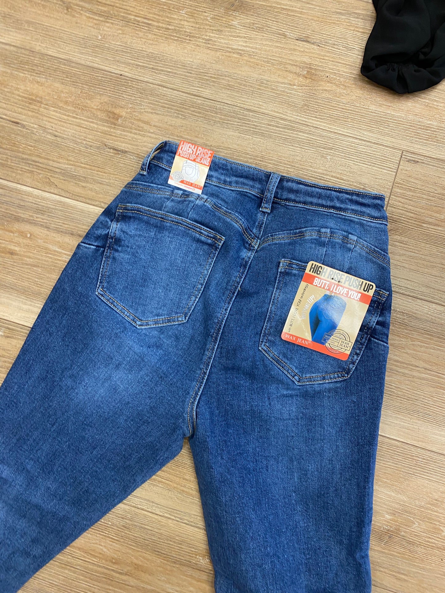Push-up butt skinny jeans (NO RIPS)