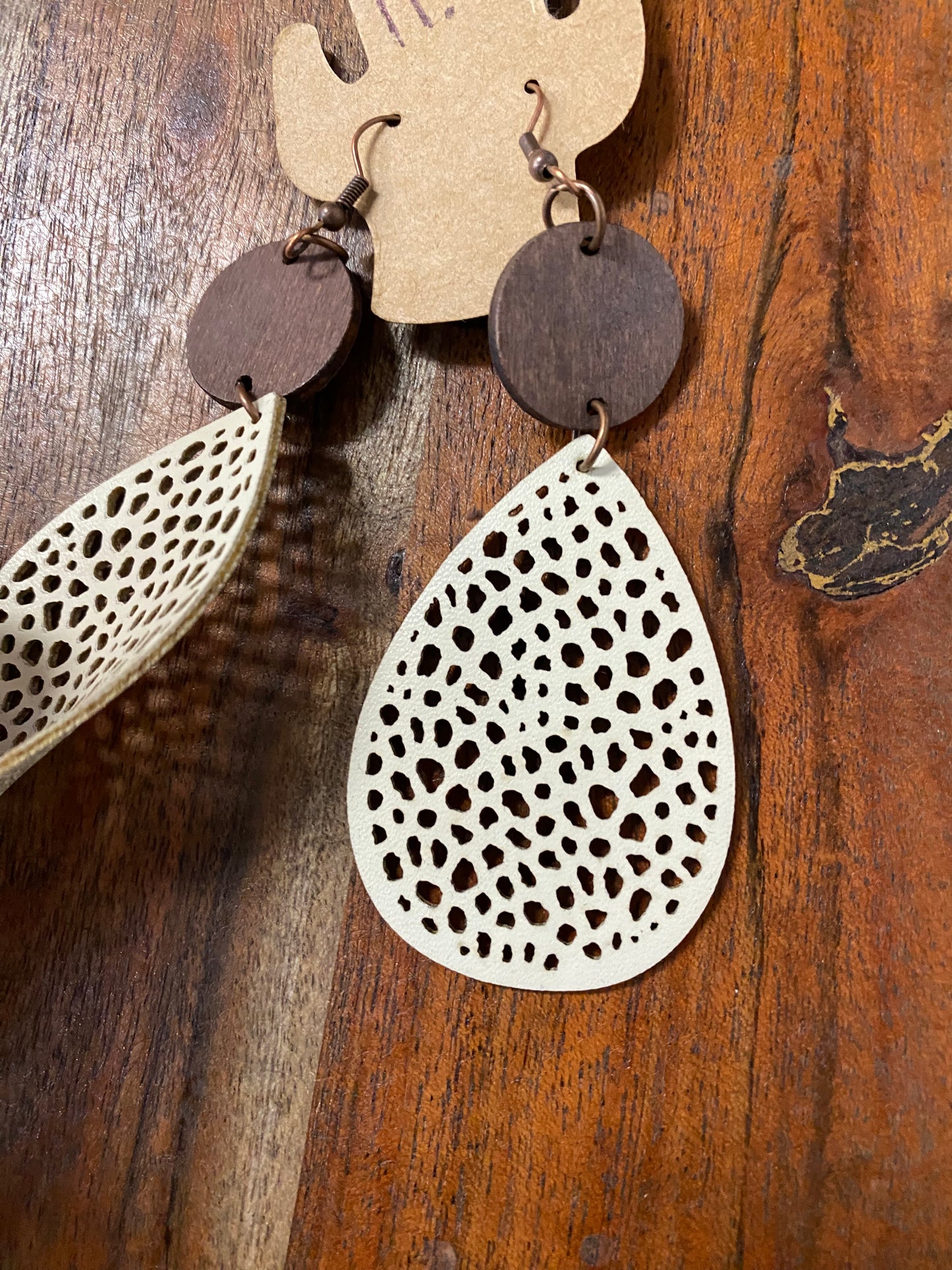 Light weight earrings