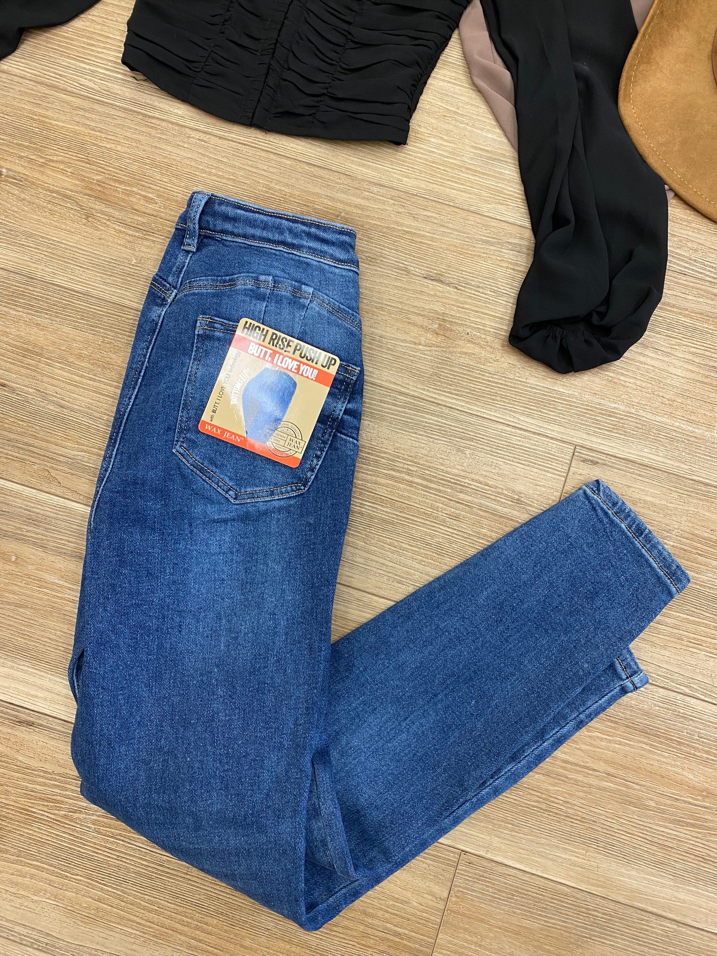 Push-up butt skinny jeans  (NO RIPS)